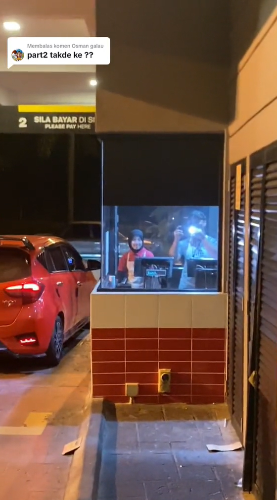 M'sian girls spotted ordering food at mcdonald's while riding on horses, netizens amused