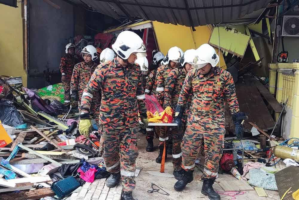 Firefighters carrying the body of nurnazatul fasiha