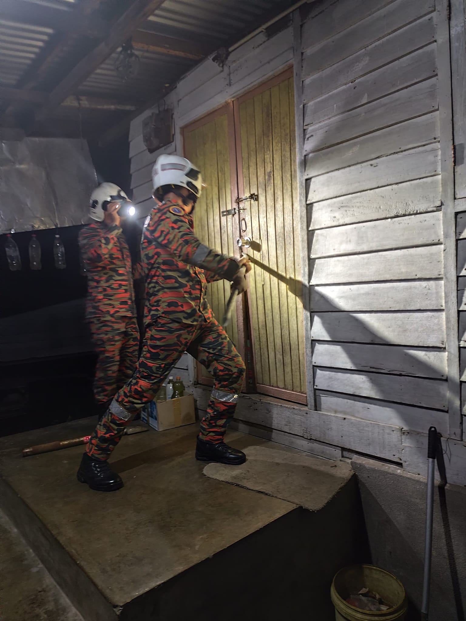 Body of 28yo m'sian man found hanging inside locked house in kelantan | weirdkaya