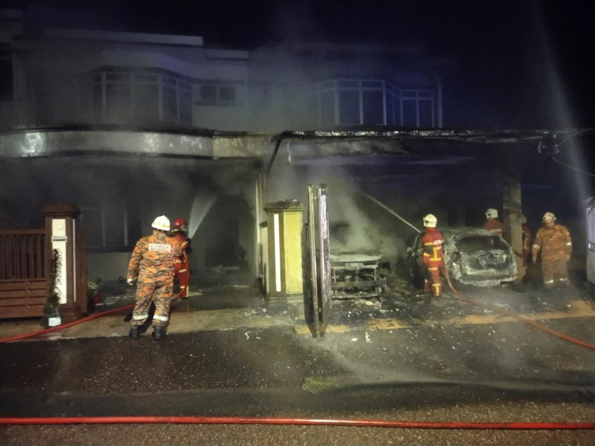 Firefighters saving Qiu's home