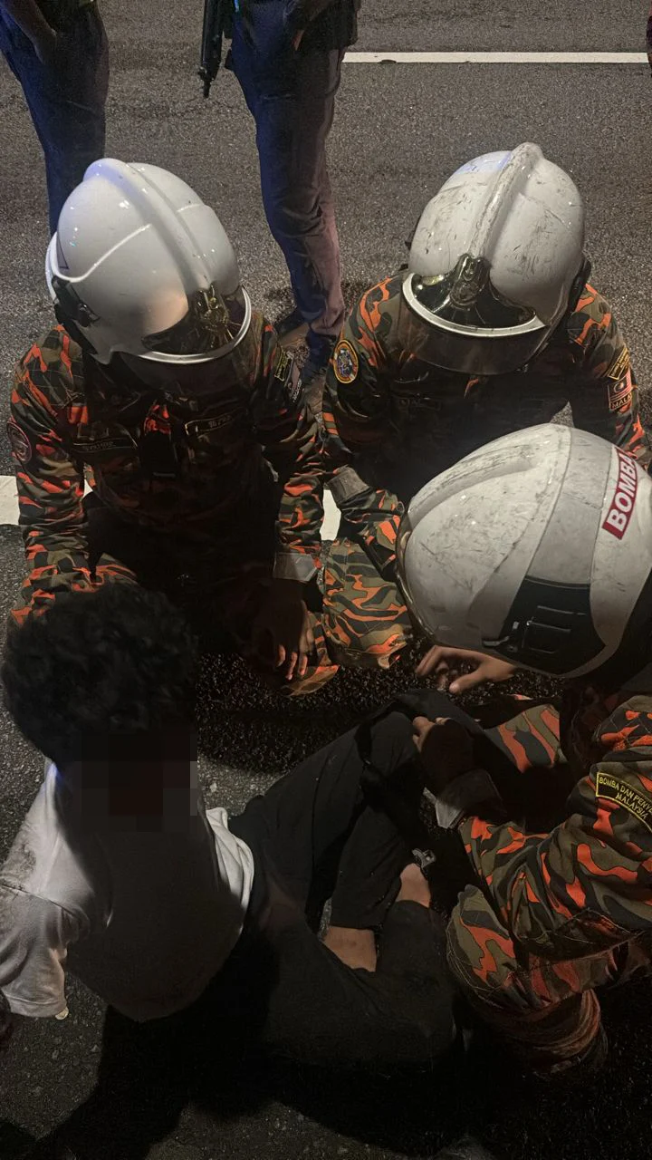 Firefighters talking to man who tried to jump from Penang Bridge 1