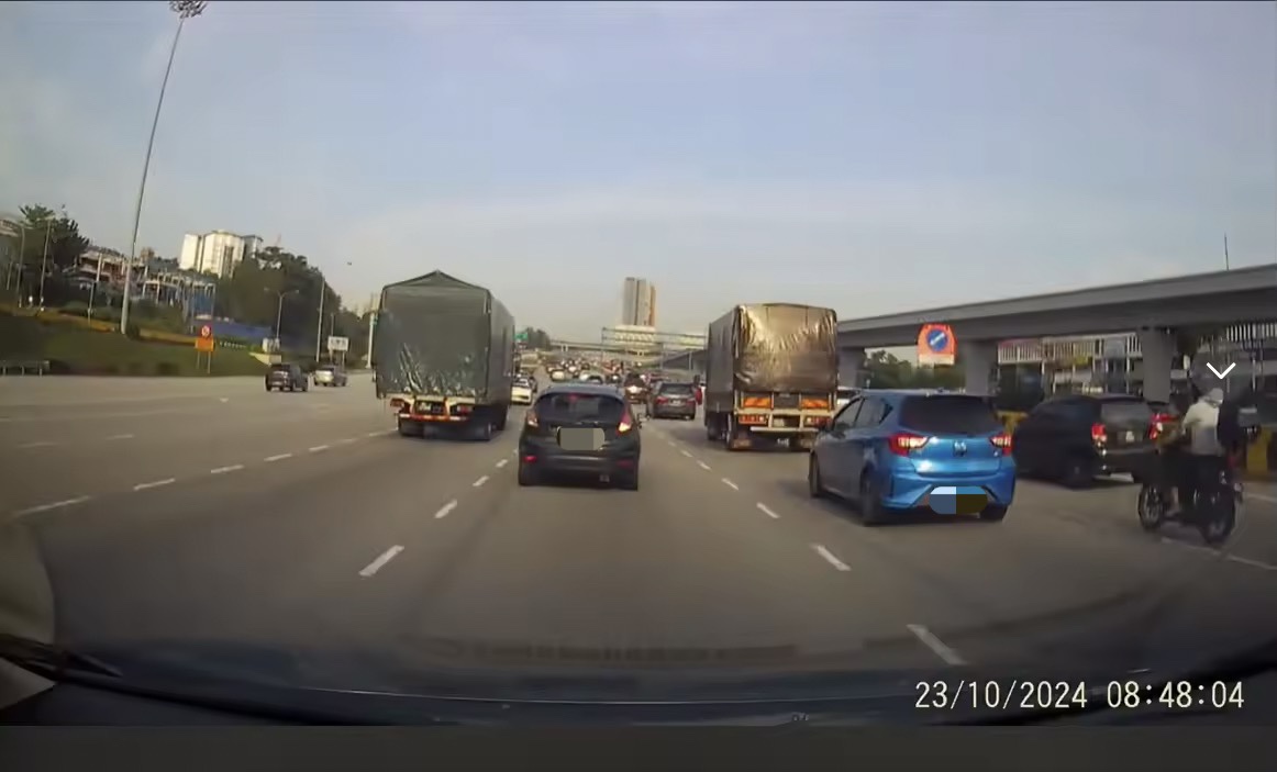 Ford fiesta gives signal to cut lane