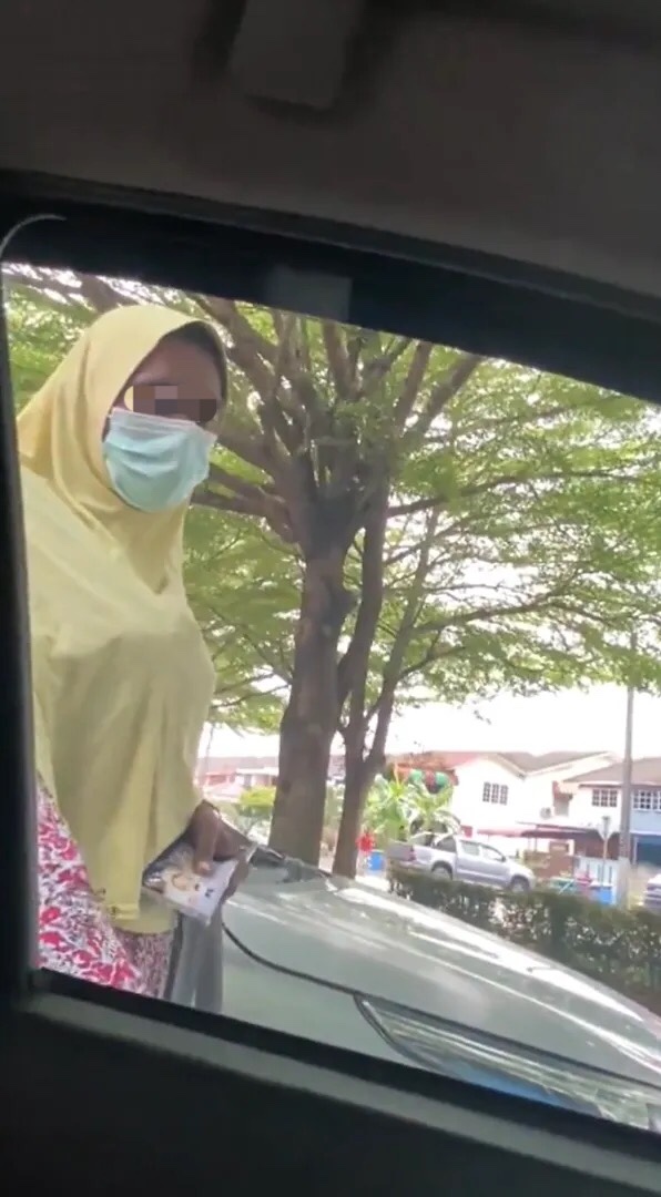 Foreigner tries to open car door in banting