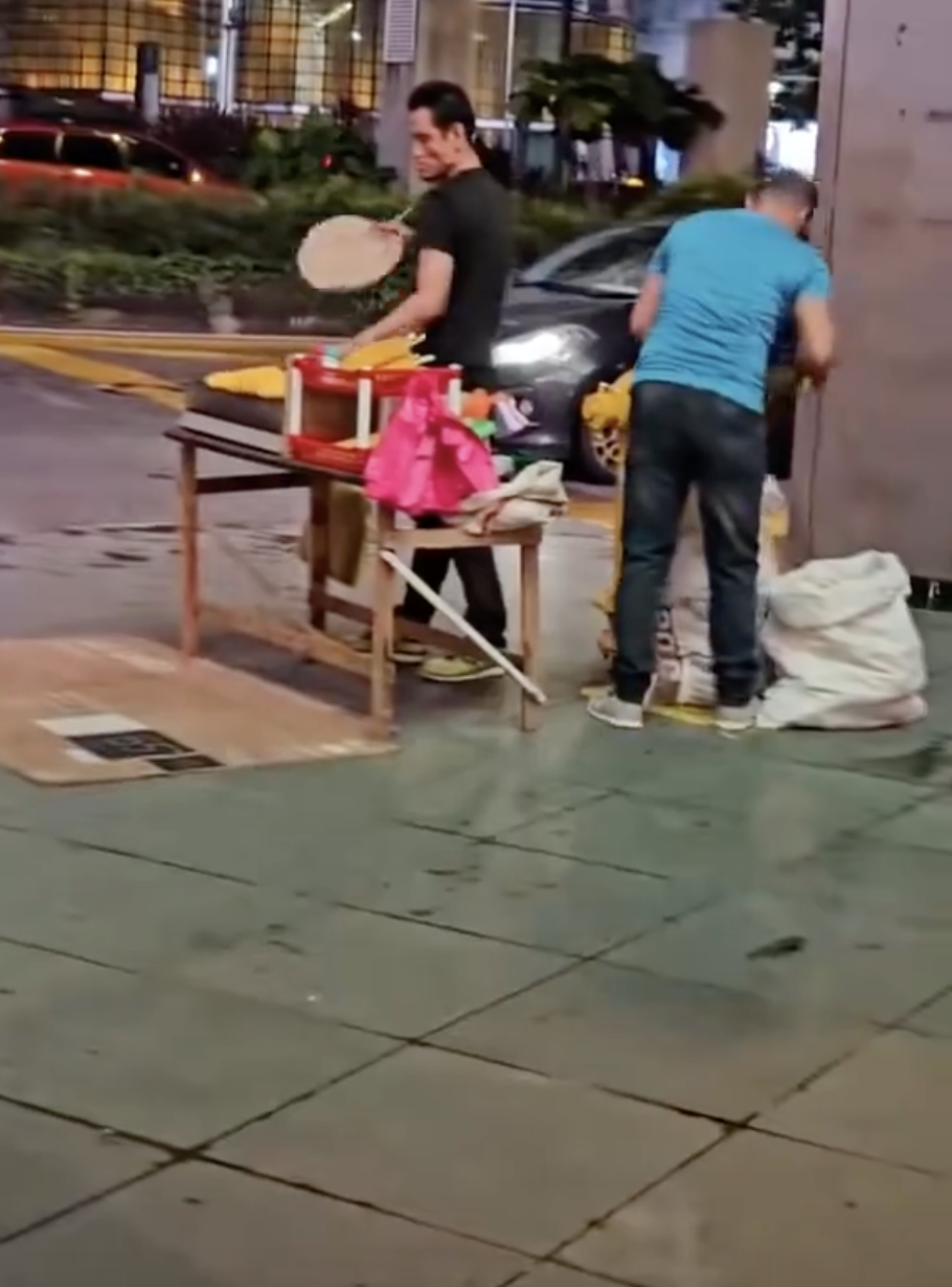 Foreigner spotted selling grilled corn outside klcc 2