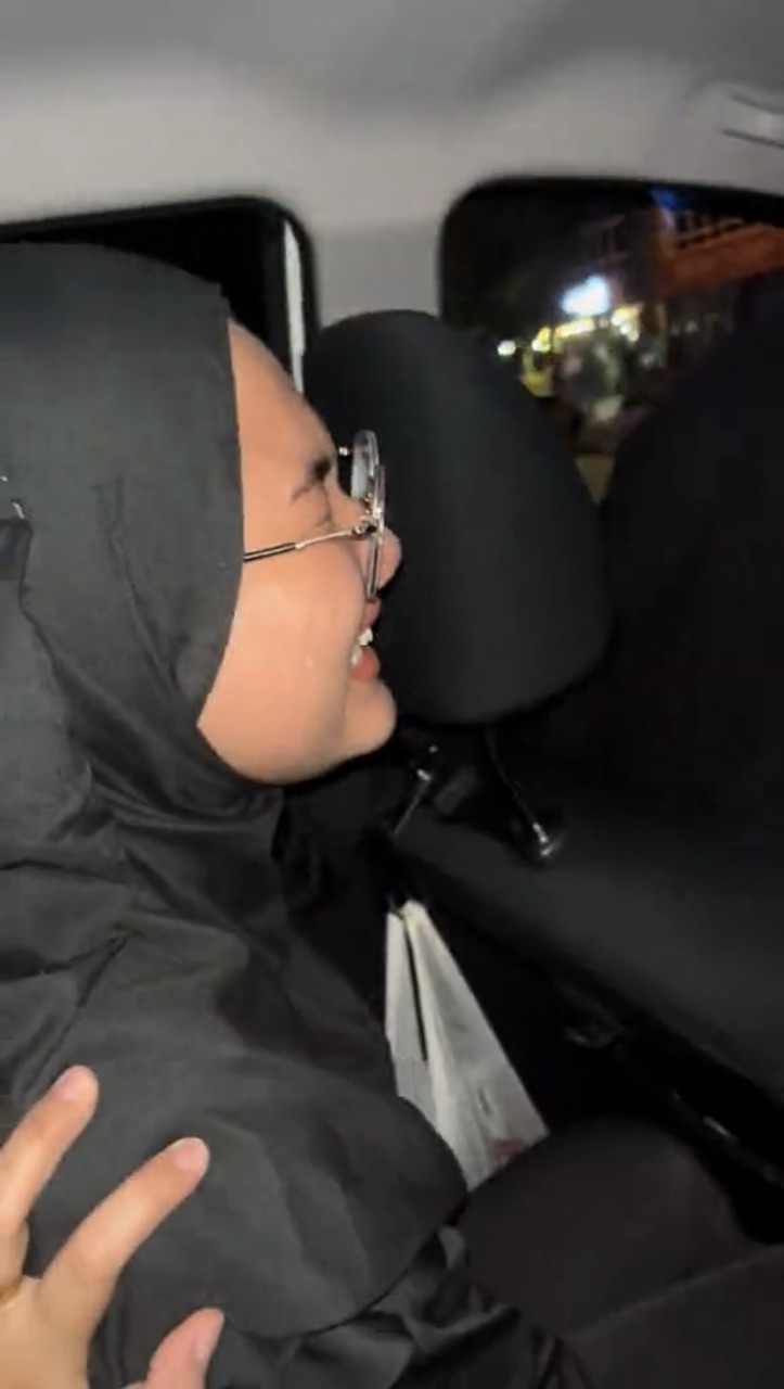 M'sian woman imprints her makeup into car seat, leaves netizens in stitches | weirdkaya