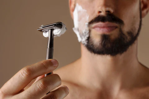 Front-view-man-holding-shaving-razor