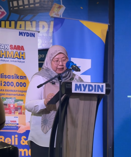 Fuziah Salleh speaking at Mydin event