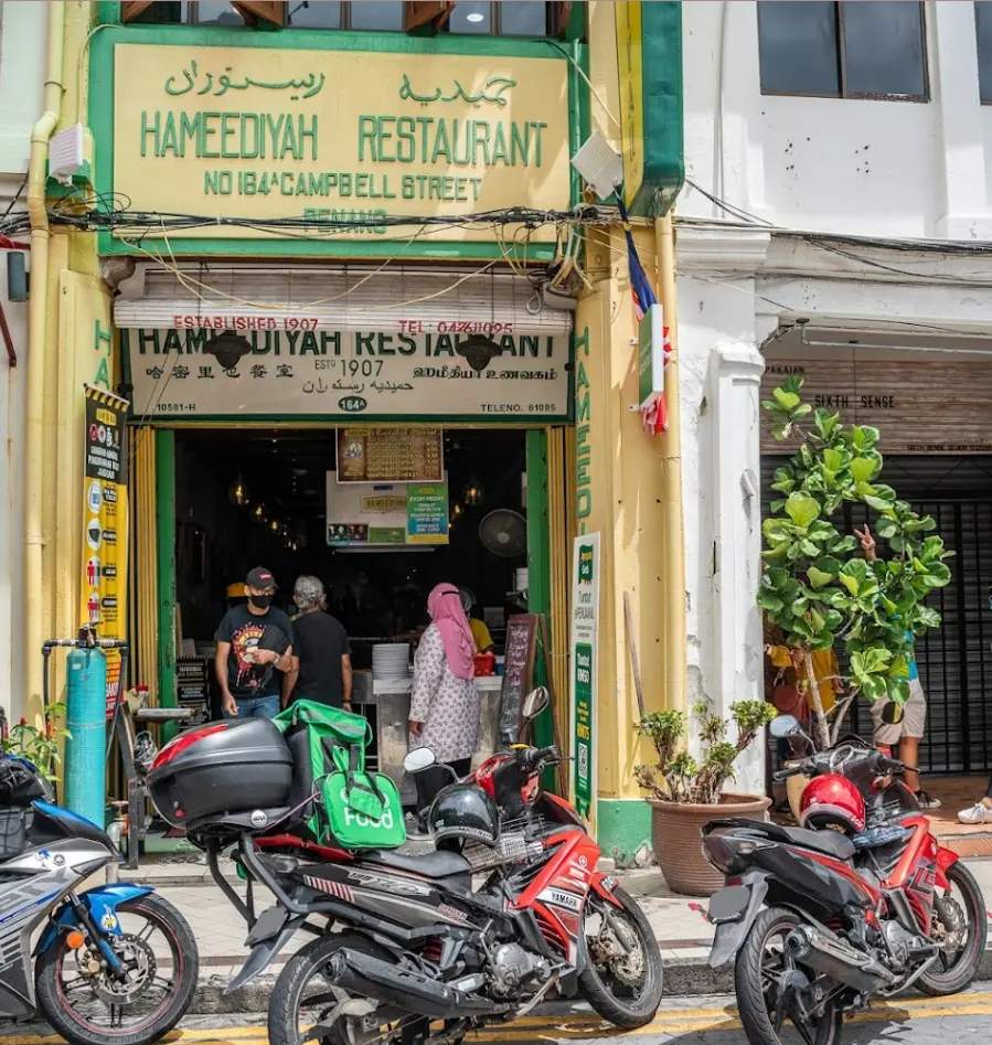 Penang’s oldest nasi kandar restaurant distributes food to the needy the traditional way | weirdkaya