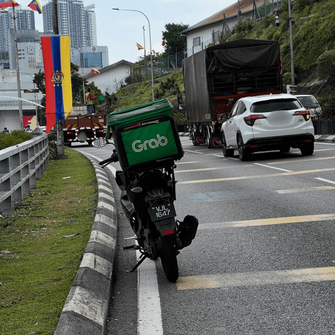 Grab motor that helped the woman change tyre censored
