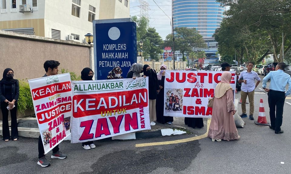 Group holds protest outside court to support zayn rayyan's parents