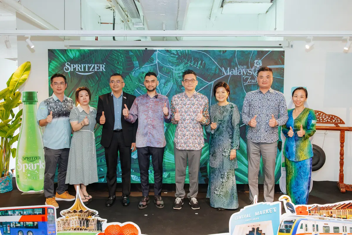 Group photo Spritzer Air Love Cuti-Cuti Jom Healing