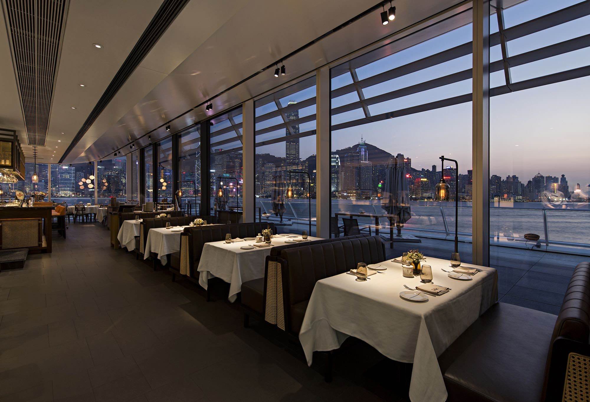 In hong kong, restaurants facing the sea have a rental of close to hk$1 million (~rm550,000) per month.