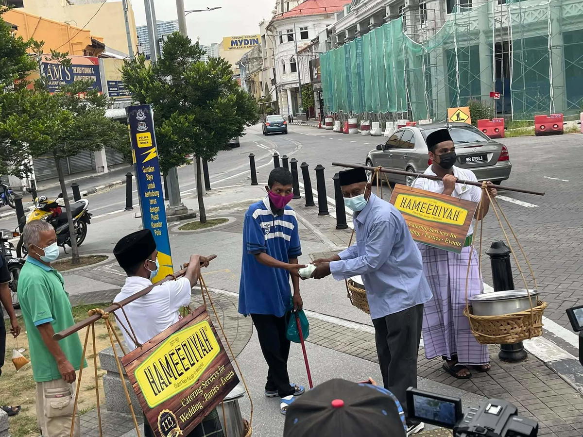 Penang’s oldest nasi kandar restaurant distributes food to the needy the traditional way | weirdkaya