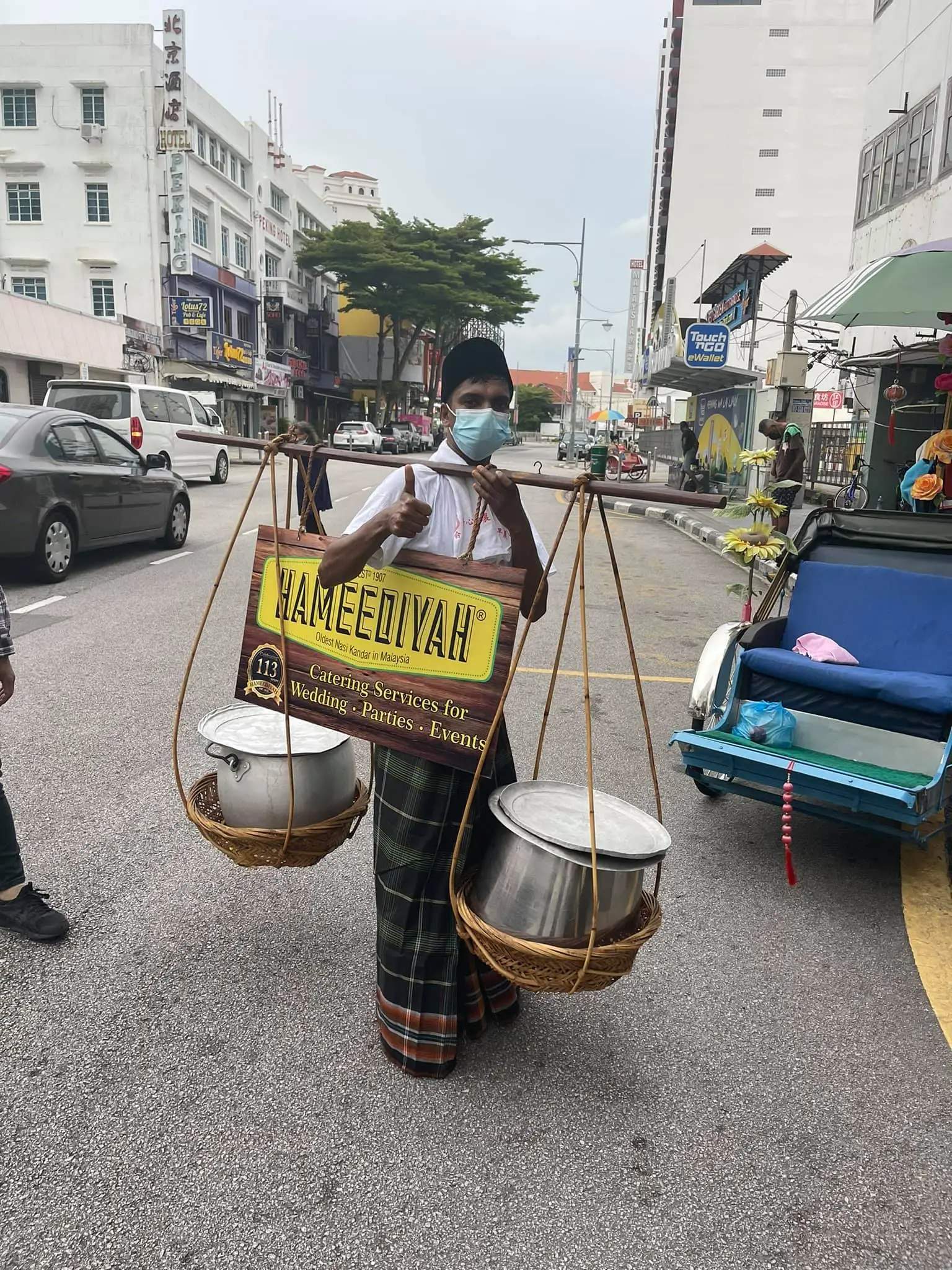 Penang’s oldest nasi kandar restaurant distributes food to the needy the traditional way | weirdkaya