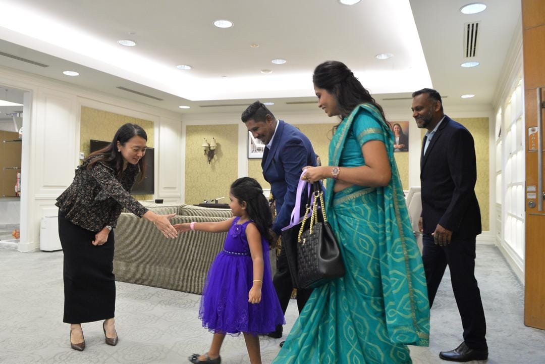 Hannah yeoh shaking hands with thevishha naidu