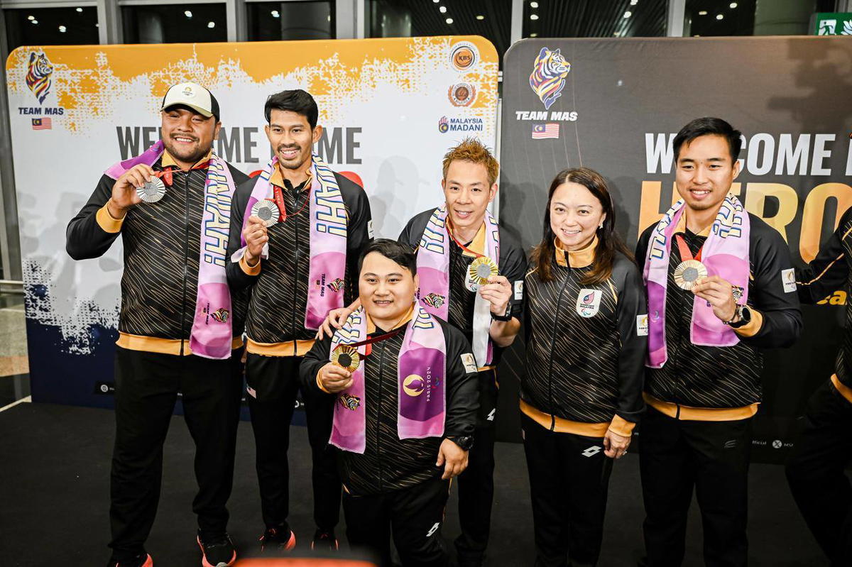 Hannah Yeoh with 2024 Paralympics athletes