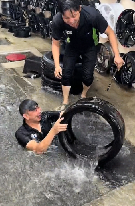 Having fun in flooded tyre shop (1)