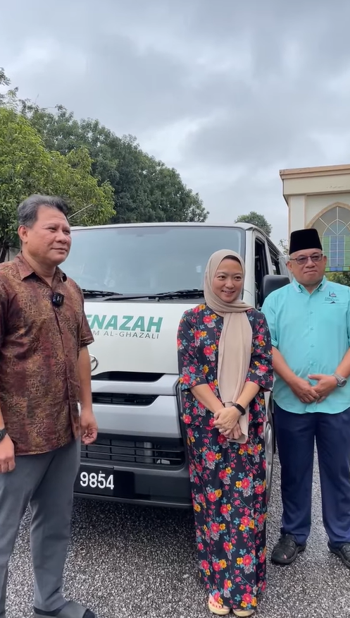 Hannah yeoh visiting masjid al-imam al-ghazali