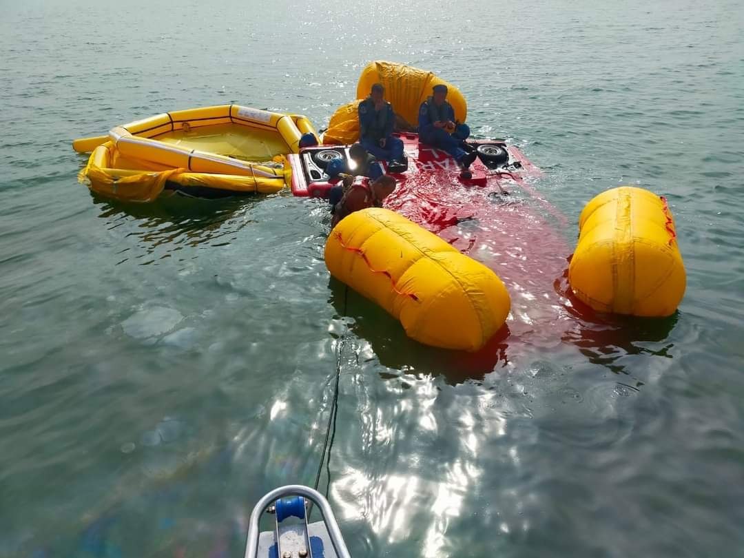 Helicopter crashes into the sea at kuala selangor, 4 crew members rescued | weirdkaya