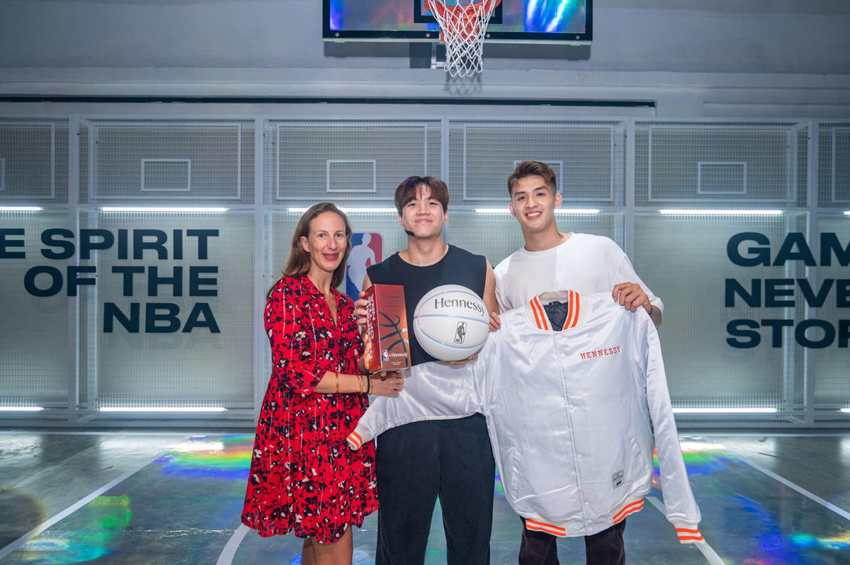 Hennessy x nba - nausicaa charrier, marketing director of moët hennessy singapore & malaysia awards the two winners of the night.