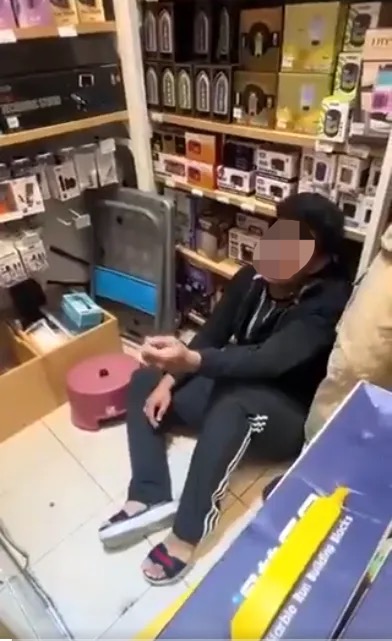 M'sian man sits on supermarket floor