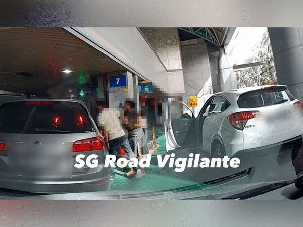 [VIDEO] 2 Men Seen Fighting At Immigration Counter Over Queue Cutting