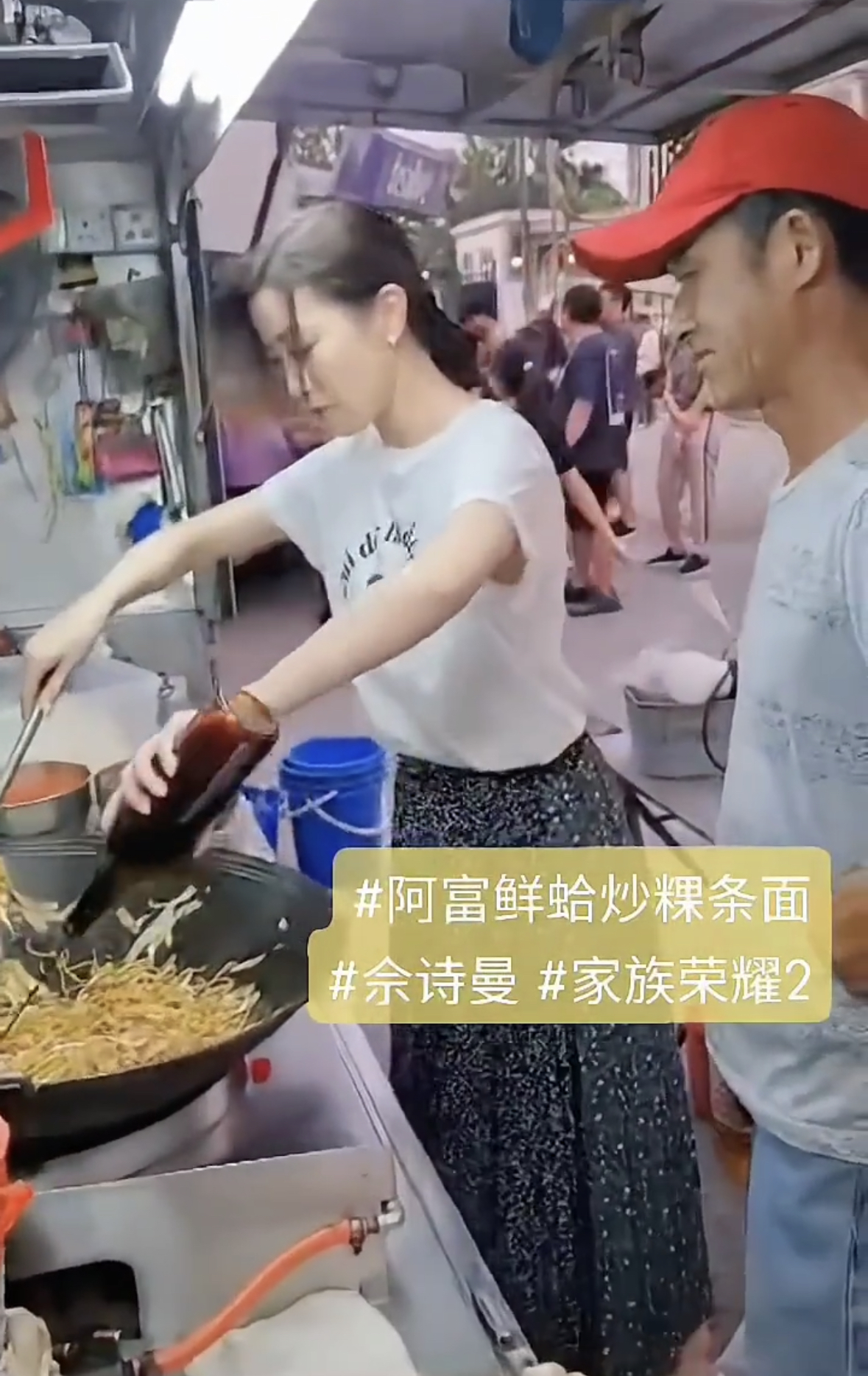 Hk actress charmaine sheh spotted frying char kuey teow at the roadside in kl 2