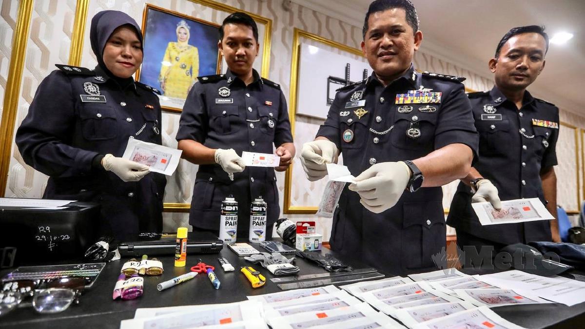 Msian police showing the fake bank notes