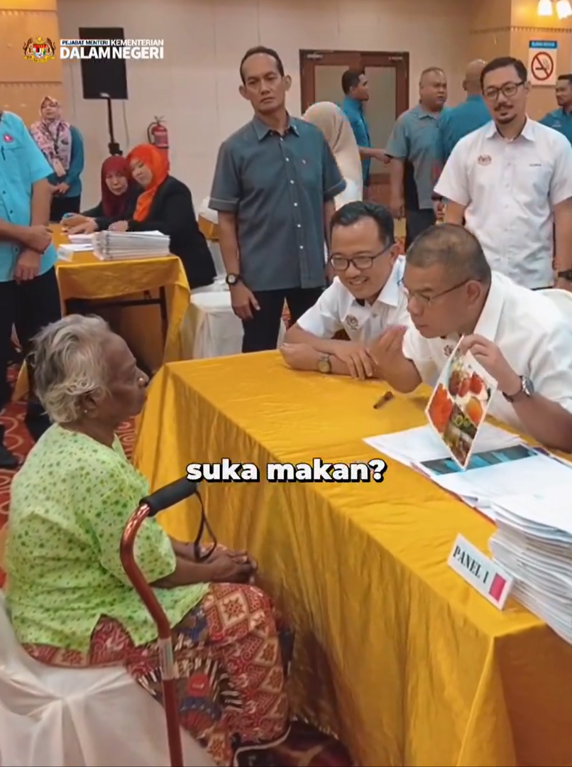 Home minister saifuddin nasution testing old lady on her bm