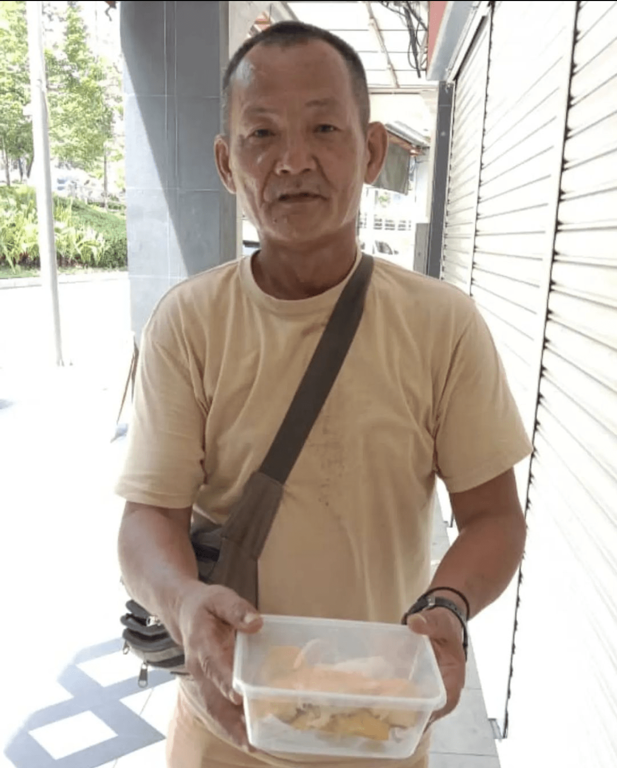 Homeless man mr lee uses first salary to give back to ksk society