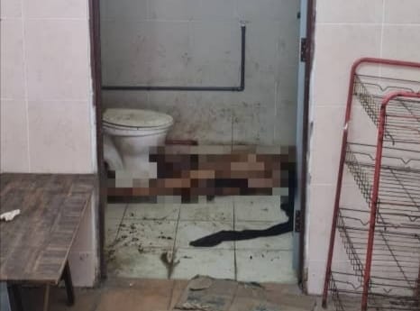 Homeless man found dead and buck naked inside public toilet | weirdkaya