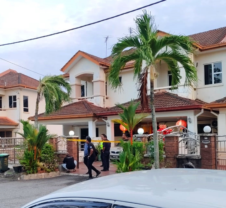 M'sian police at the house of man who slit his throat and stomach