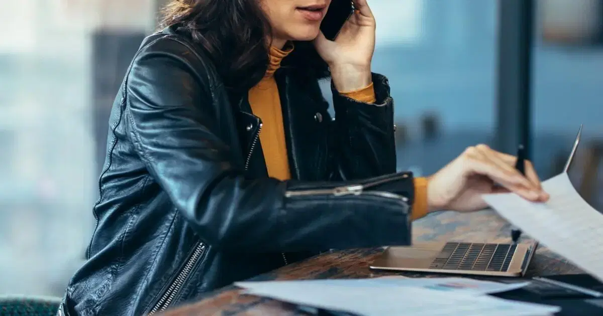 hr woman talking in phone