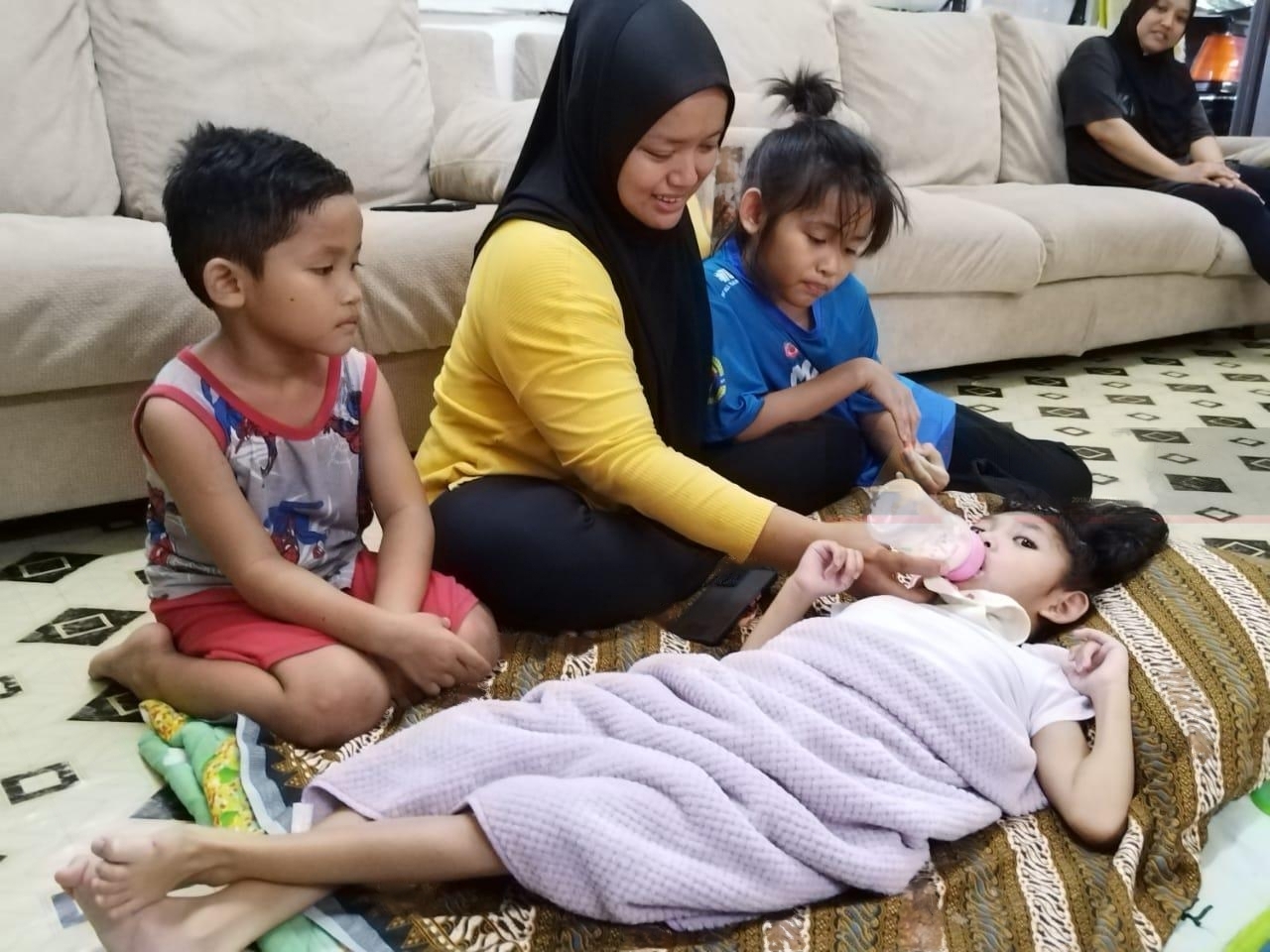 M'sian single mother of 3 loses job for taking too many leave days to take care of child with cerebral palsy | weirdkaya