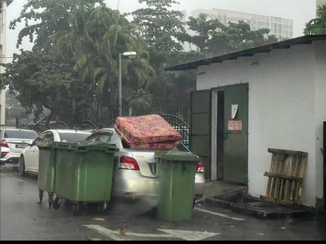 Illegally parked car in penang 02