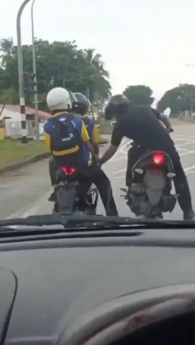 mersing cop tries snatching keys