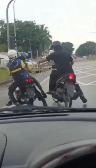 mersing cop tries snatching keys 2