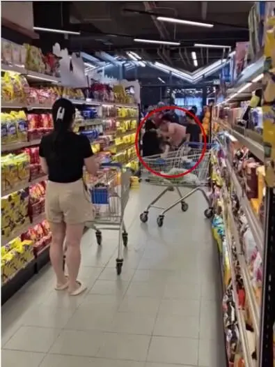 kuching supermarket fight 1