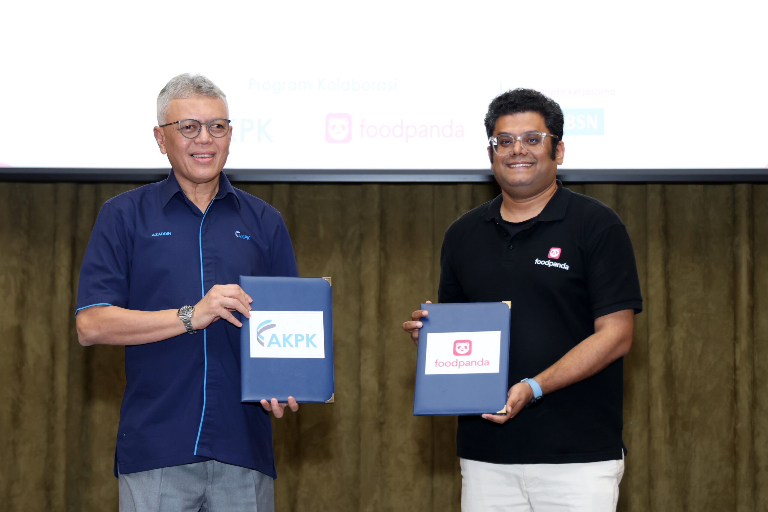 The exchange of collaboration note between chief executive officer of akpk (left) and director of operations of foodpanda