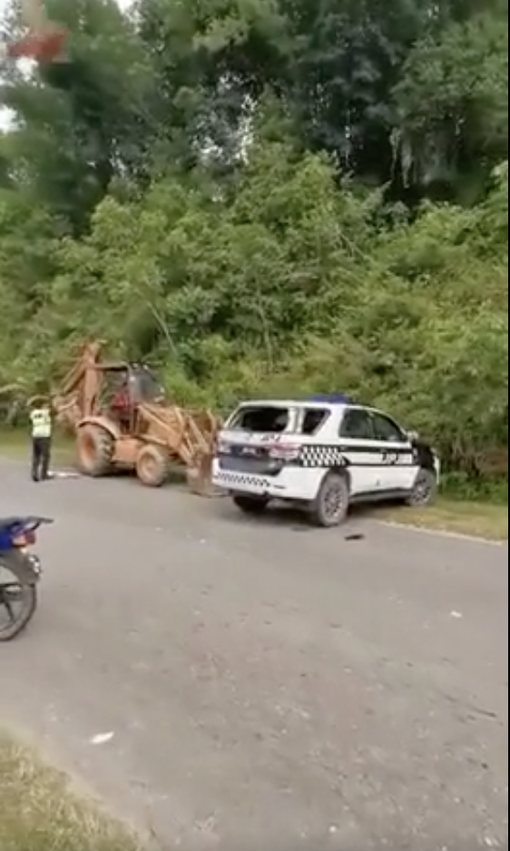 [video] jpj car got tumbled over by angry man when he got stopped by authorities