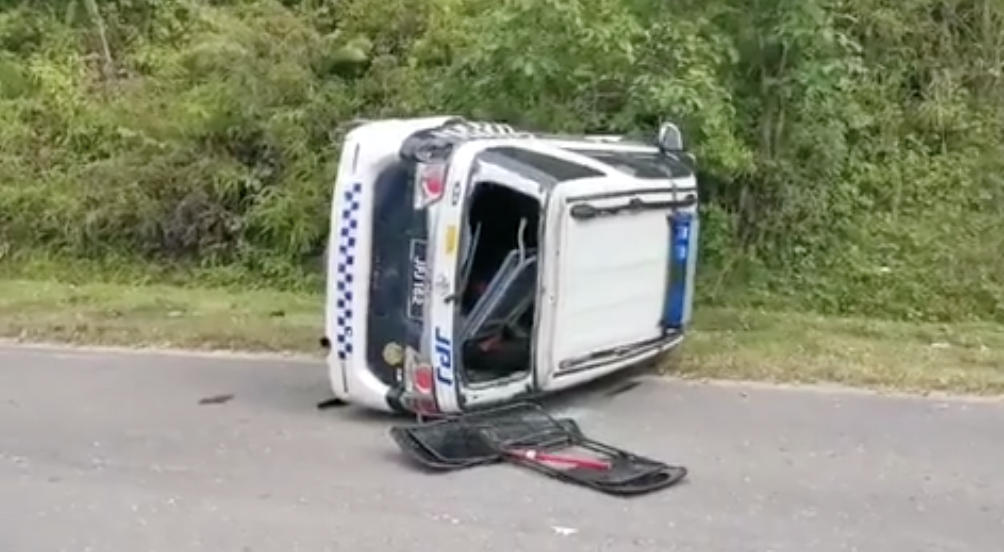 [video] jpj vehicle gets flipped like a pancake by angry backhoe driver in keningau | weirdkaya