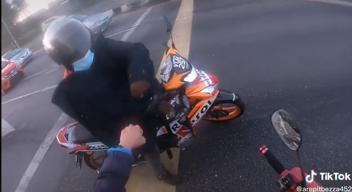 [video] kind motorcyclists help woman 'tow' away her car with just their feet | weirdkaya