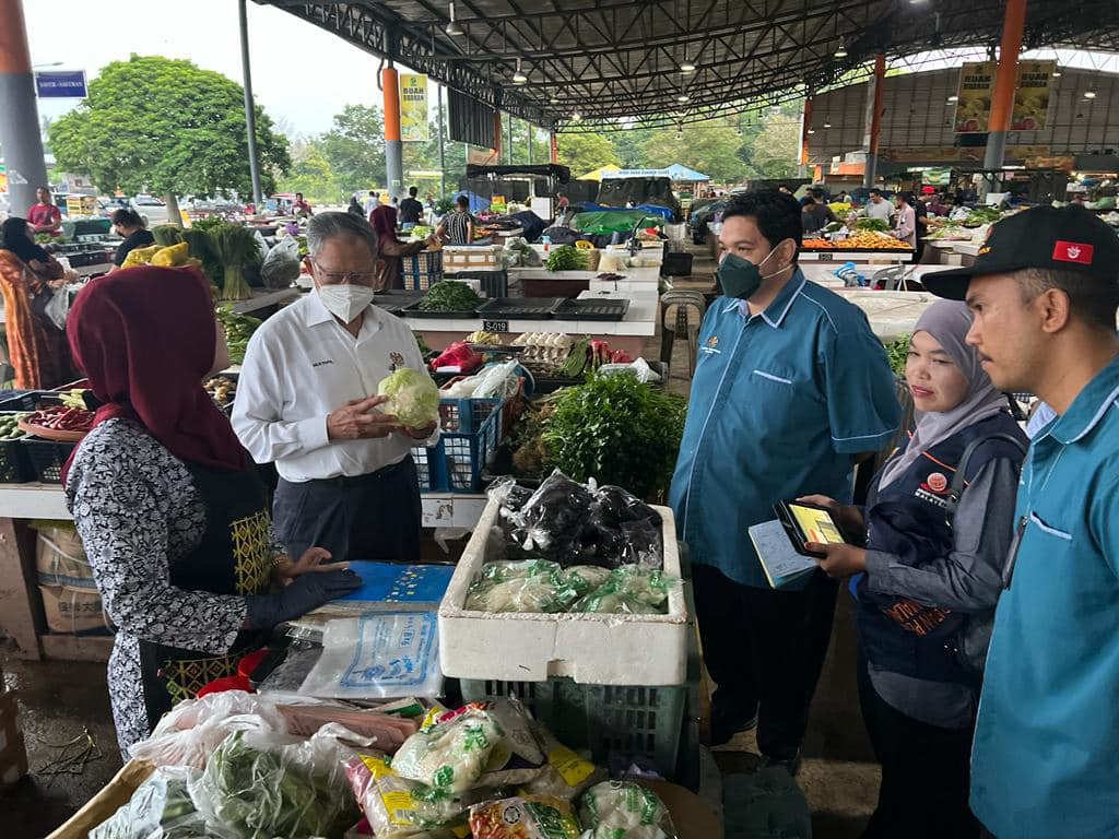 Netizens slammed mustapa mohamed about his visits to vegetable stall