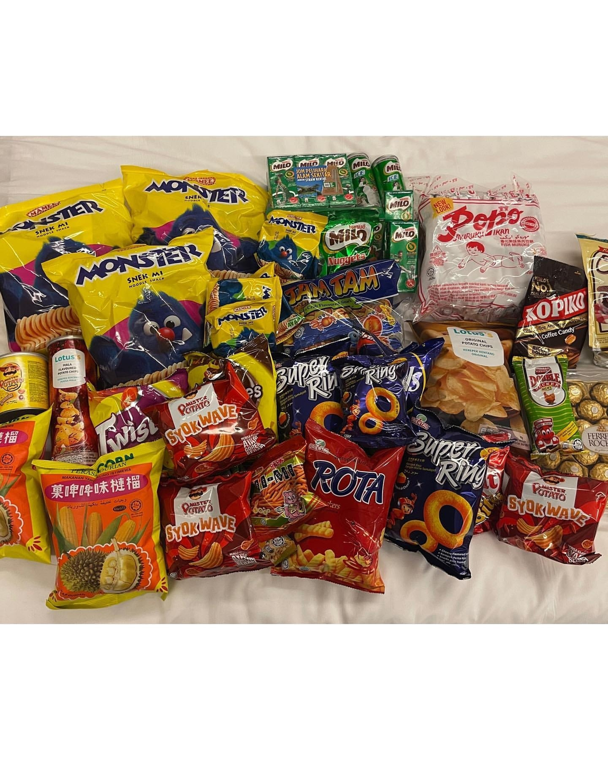 M'sian badminton fans shower chinese women singles player chen yu fei with local snacks and gifts | weirdkaya