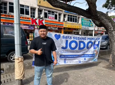 [video] man puts up banner and offers rm10,000 in hopes of getting a soulmate for himself | weirdkaya