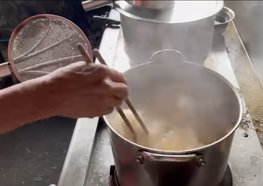 This noodle stall in miri has been selling noodles at only rm3 for the past 4 years | weirdkaya