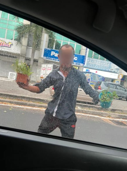 [video] netizens warn of beggar who throws flower pots if they refuse to give alms | weirdkaya