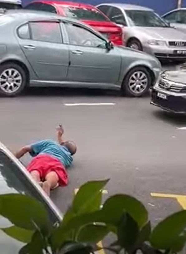 [video] netizens warn of beggar who throws flower pots if they refuse to give alms | weirdkaya