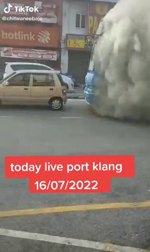 [video] factory bus bursts into flames in klang & sends workers running | weirdkaya