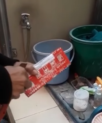 [video] woman pays 350,000 rupiah for mobile phone, gets a bag of salt instead | weirdkaya